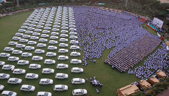 Indian Tycoon gifted 1260 cars 400 flats to employees for Diwali Festival