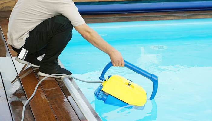 Pool cleaning service part-time company
